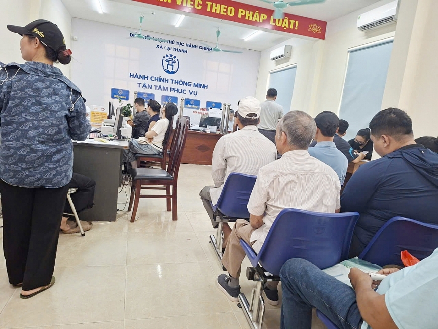 Rất nhiều người dân, trong đó có người cao tuổi đến Trung tâm hành chính công của xã Đại Thanh để làm các thủ tục hành chính. 