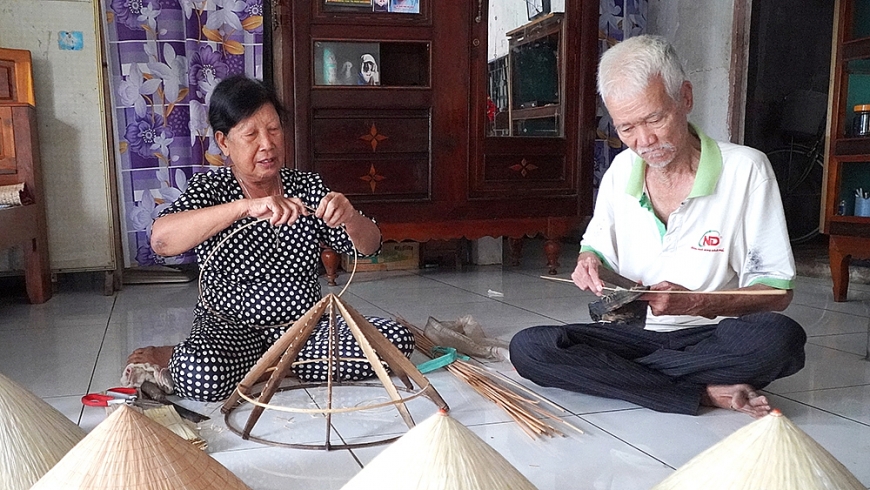 Cụ Phạm Thị Thang giữ gìn nghề truyền thống chằm nón lá.