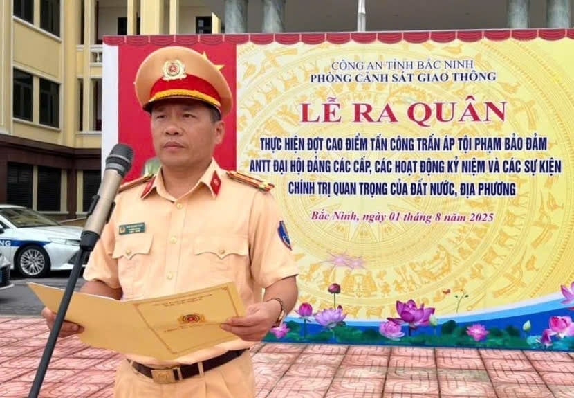 Thượng tá Ngô Quang Tuấn, Trưởng phòng CSGT tỉnh Bắc Ninh phát biểu chỉ đạo lễ ra quân