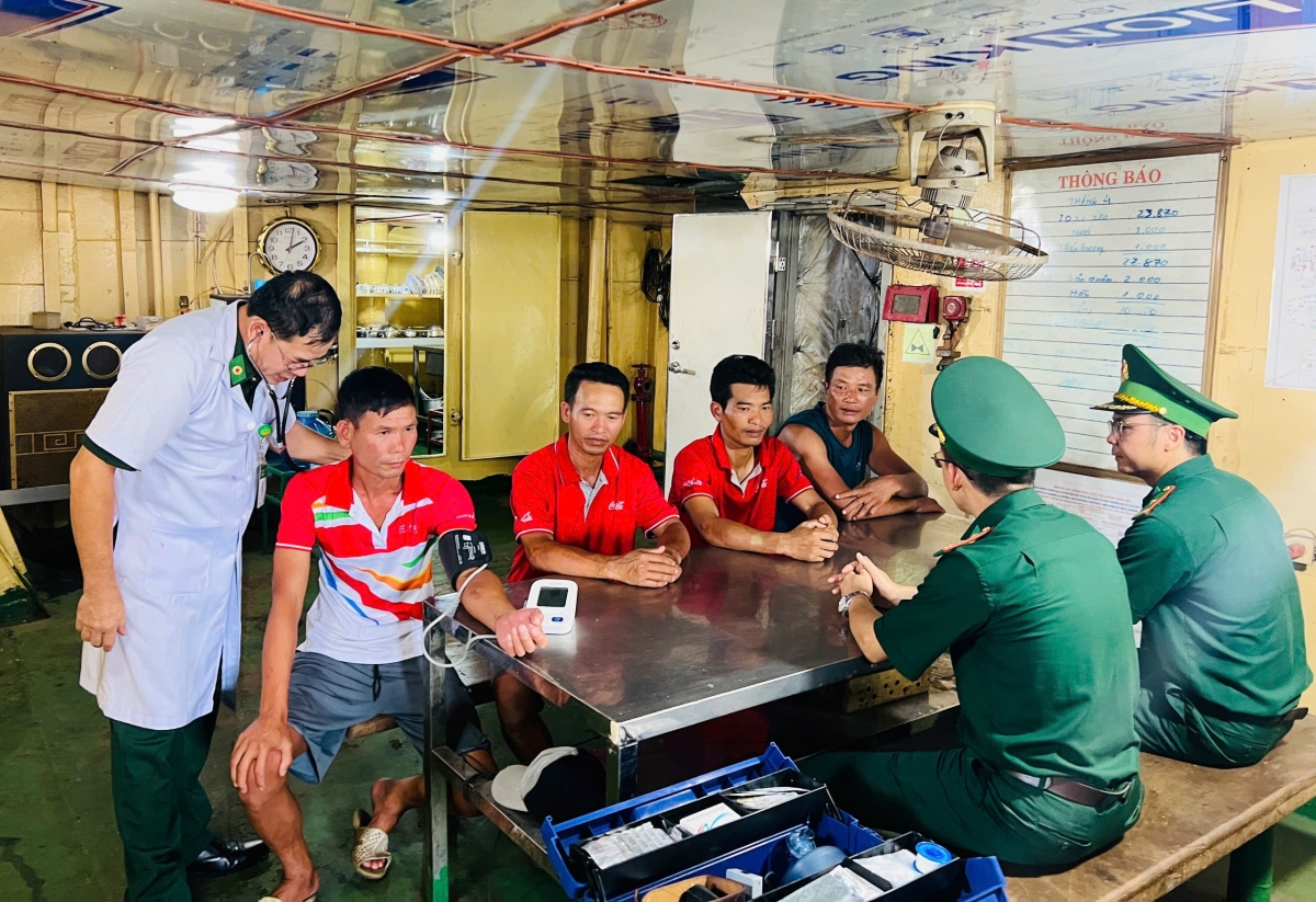 Bộ đội biên phòng Đà Nẵng tiếp nhận 4 ngư dân gặp nạn trên biển