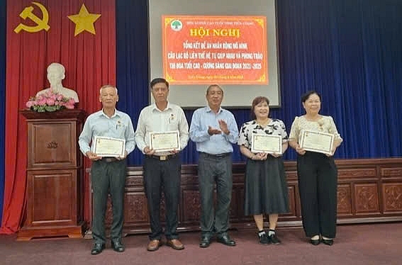 Trao Kỷ niệm chương Vì sự nghiệp bảo vệ, chăm sóc và phát huy vai trò người cao tuổi của Trung ương Hội Người cao tuổi Việt Nam cho các cá nhân là cán bộ Hội, có thành tích xuất sắc trong công tác người cao tuổi.