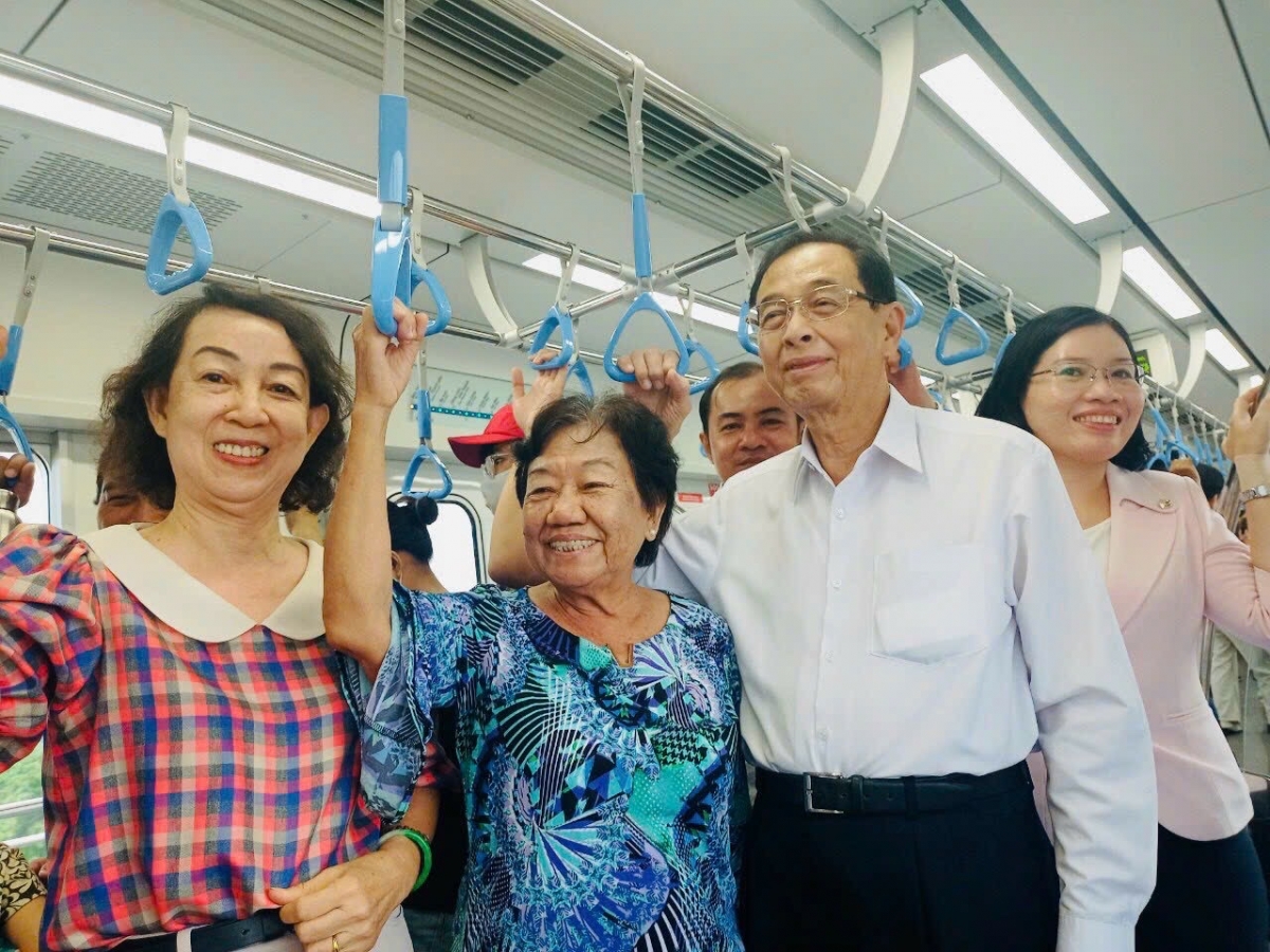 Người cao tuổi TP. Hồ Chí Minh trải nghiệm giao thông công cộng Người cao tuổi TP. Hồ Chí Minh trải nghiệm giao thông công cộng
