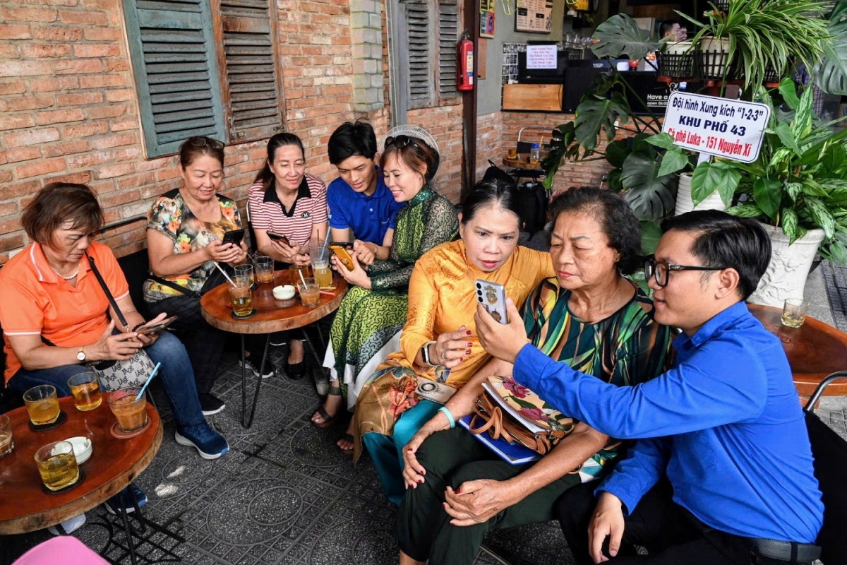 Các bạn sinh viên hướng dẫn người cao tuổi đăng nhập VneID