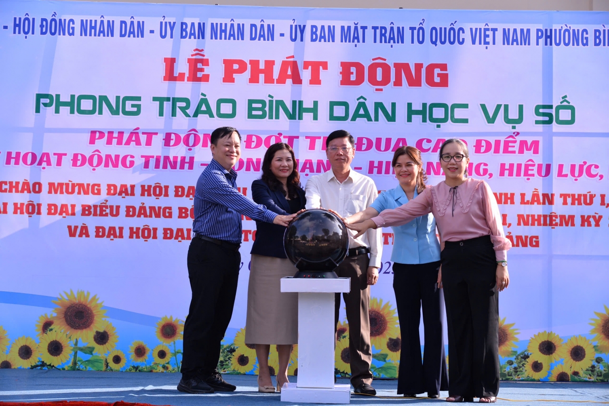 Lãnh đạo phường Bình Thạnh, TP. Hồ Chí Minh thực hiện nghi thức phát động phong trào bình dân học vụ số