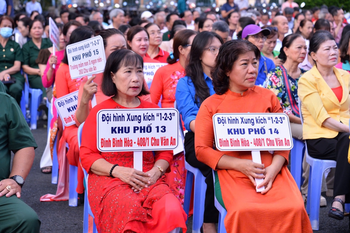 Người cao tuổi phường Bình Thạnh, TP. Hồ Chí Minh tham gia các đội hình xung kích “1-2-3”