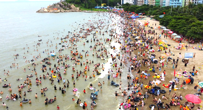 Khách du lịch về tắm tại bãi biển Sầm Sơn