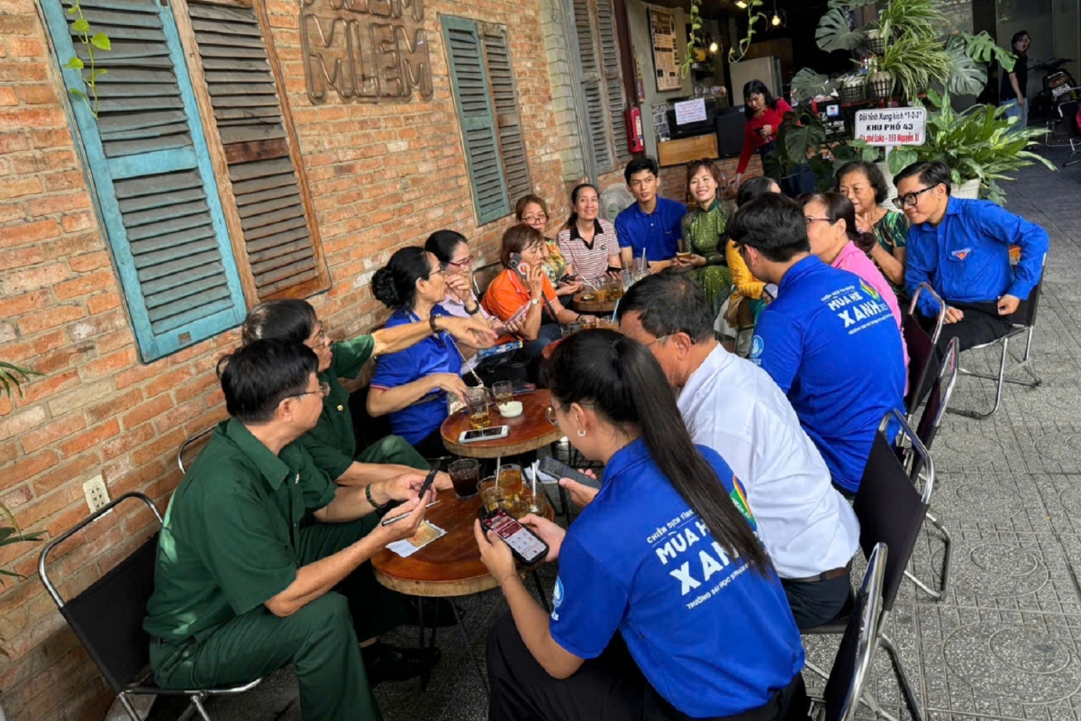 Việc học chuyển đổi số, hỗ trợ tạo tài khoảng, đăng nhập VNeID được các bạn tình nguyện viên hỗ trợ nhiệt tình cho người cao tuổi