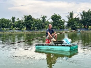 Mạnh dạn nuôi tôm thẻ trong môi trường nước ngọt, người cao tuổi lãi nửa tỷ mỗi năm