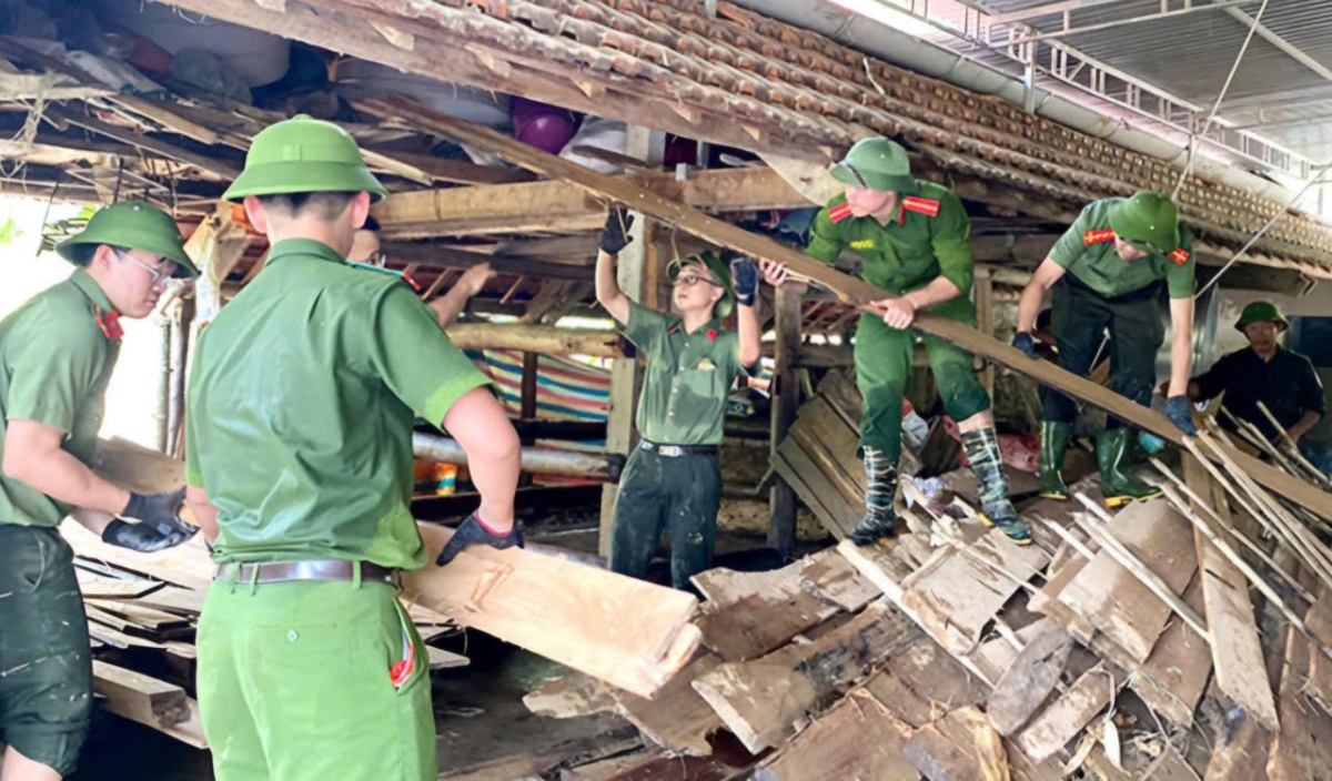 Lực lượng công an giúp dân khắc phục hậu quả do cơn lũ lịch sử gây nên