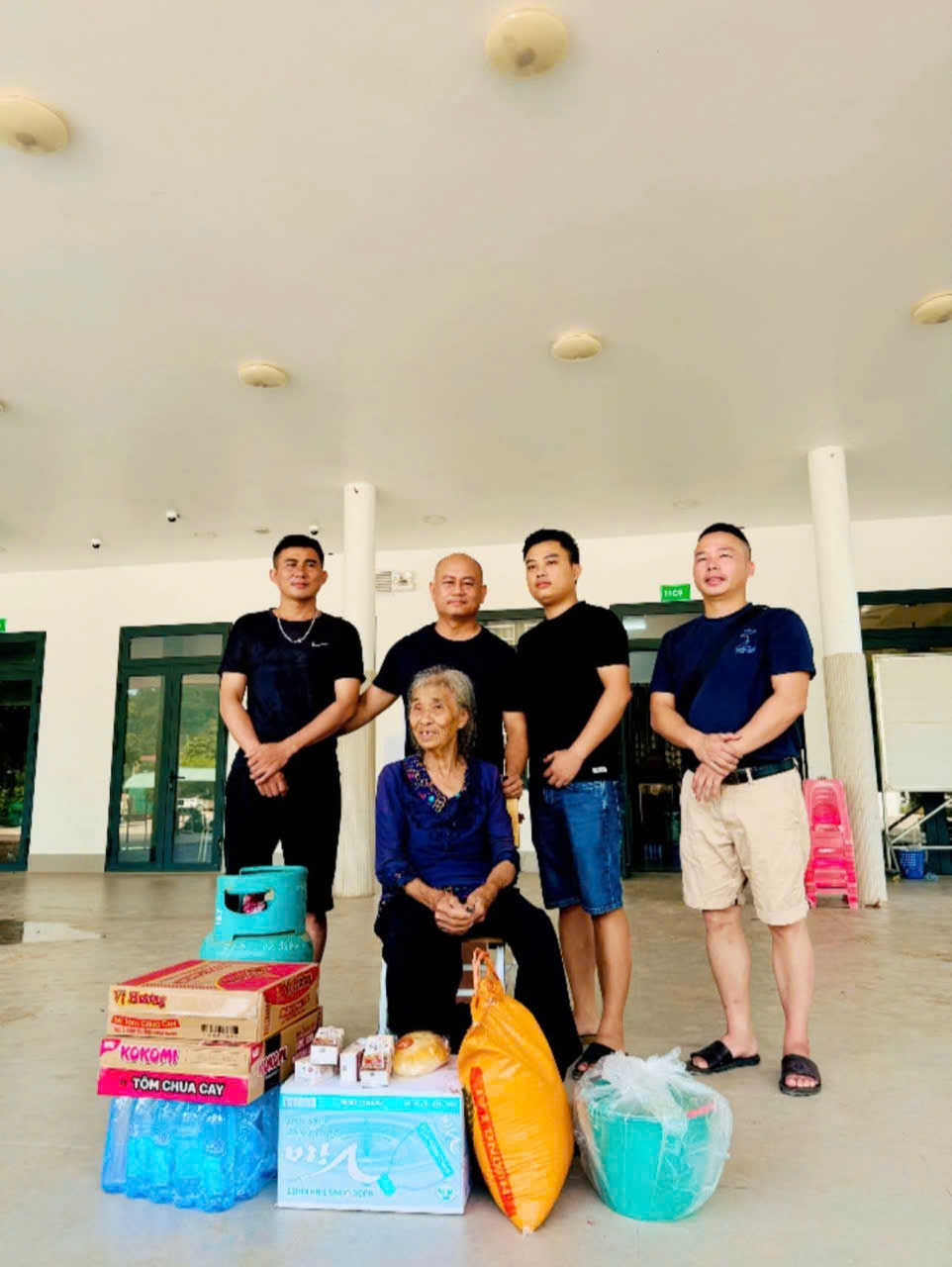 Cụ bà được đoàn thiện nguyện trao quà sau cơn lũ lịch sử