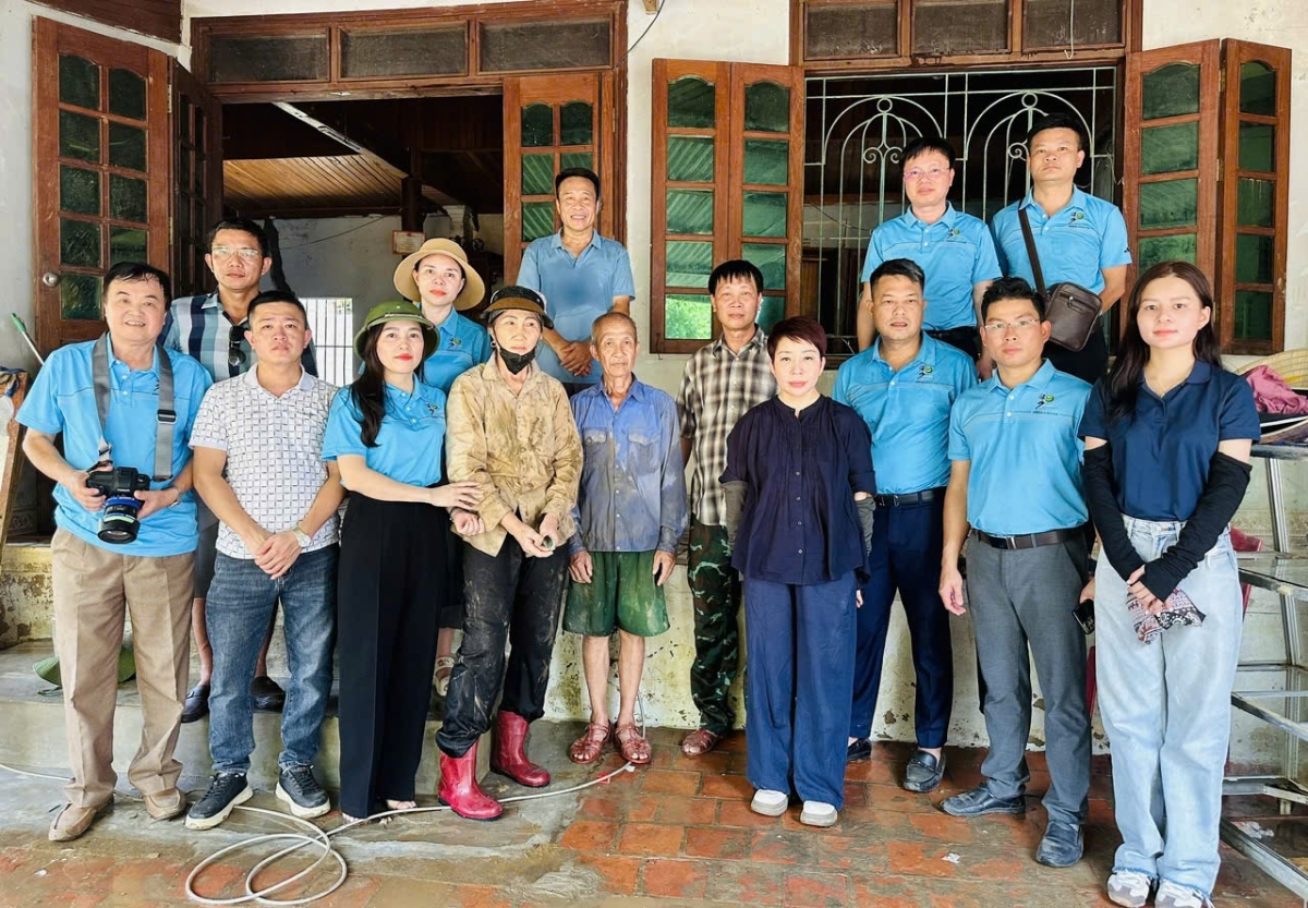 CLB Tennis báo chí Nghệ An trao quà cho cụ bà Vi Thị Thanh, động viên bà vượt qua những mất mát do cơ lũ lịch sử gây ra