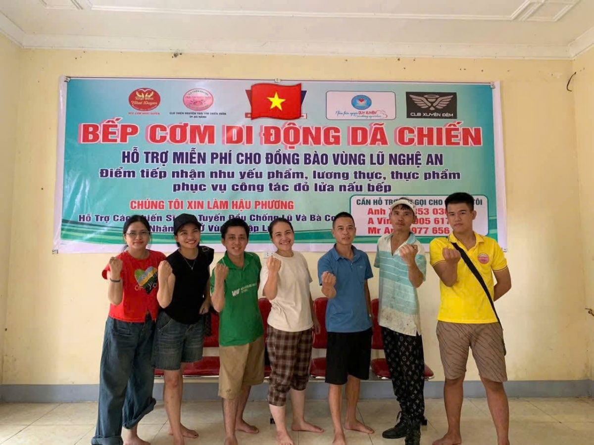 Tình người giúp nhau vượt qua cơn lũ lịch sử