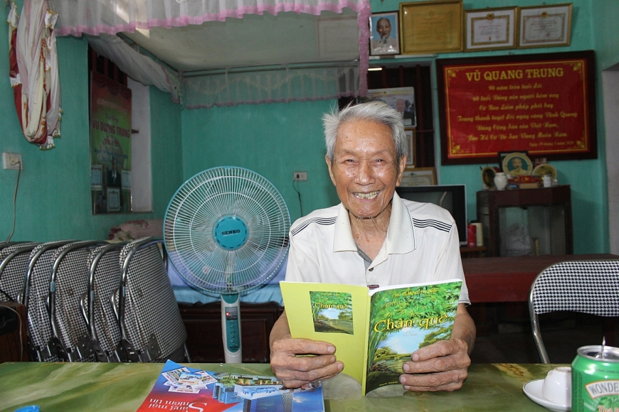 Cụ Vũ Quang Trung đang đọc thơ.