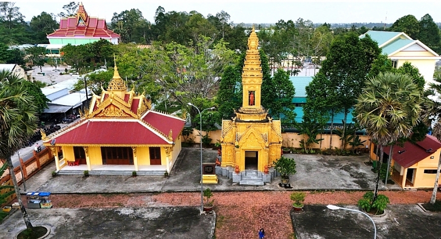 Khu vực tháp, đài tưởng niệm chùa Cù Là.