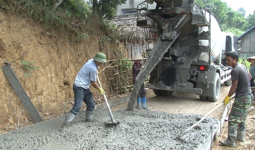 Ông Cường tích cực vận động Nhân dân hiến đất mở đường, làm đường bê tông nông thôn.