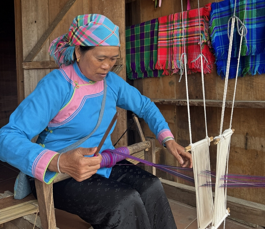 Bà Giàng Thị Lý dệt khăn thổ cẩm.