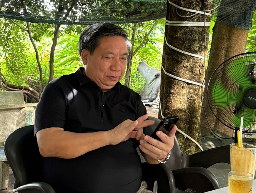 Ông Nguyễn Thanh Xuân sử dụng thành thạo điện thoại thông minh