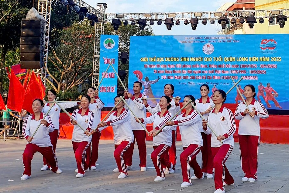 Người cao tuổi Thủ đô gương mẫu xây dựng người Hà Nội thanh lịch, văn minh