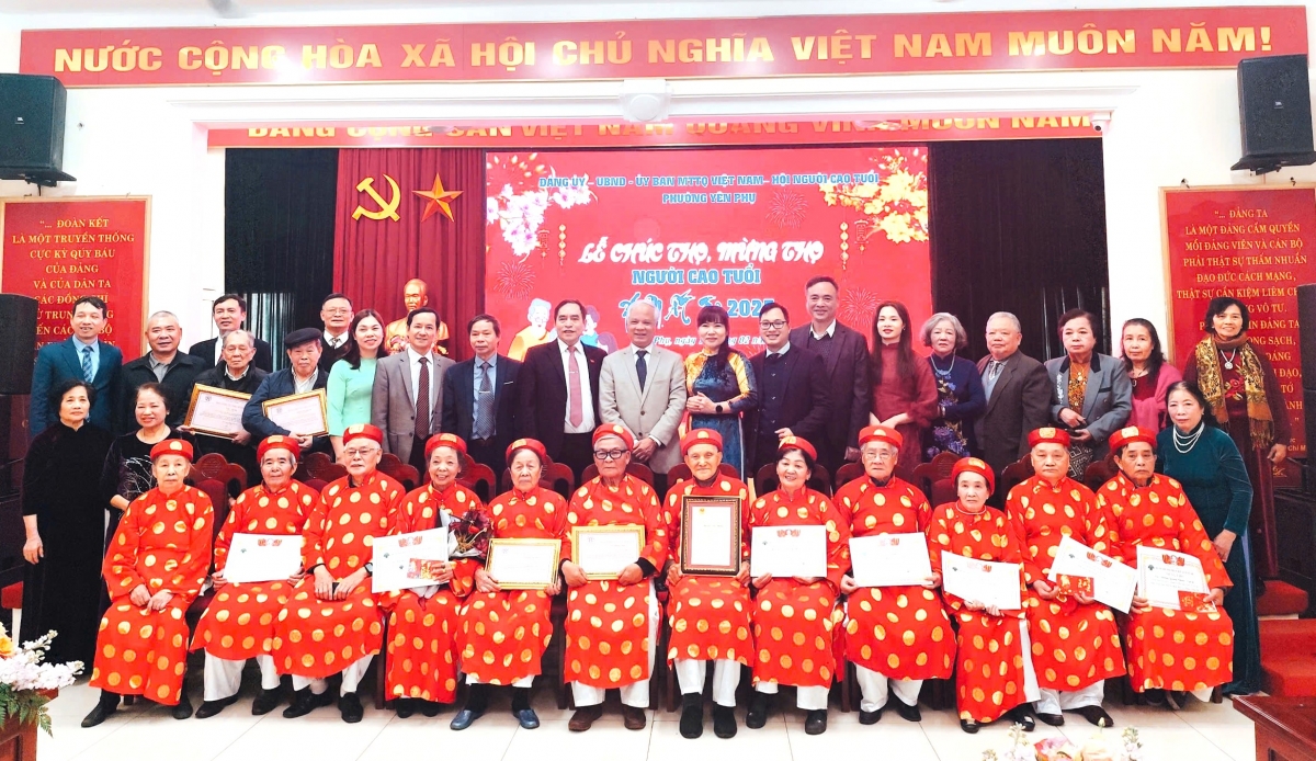 Người cao tuổi Thủ đô gương mẫu xây dựng người Hà Nội thanh lịch, văn minh