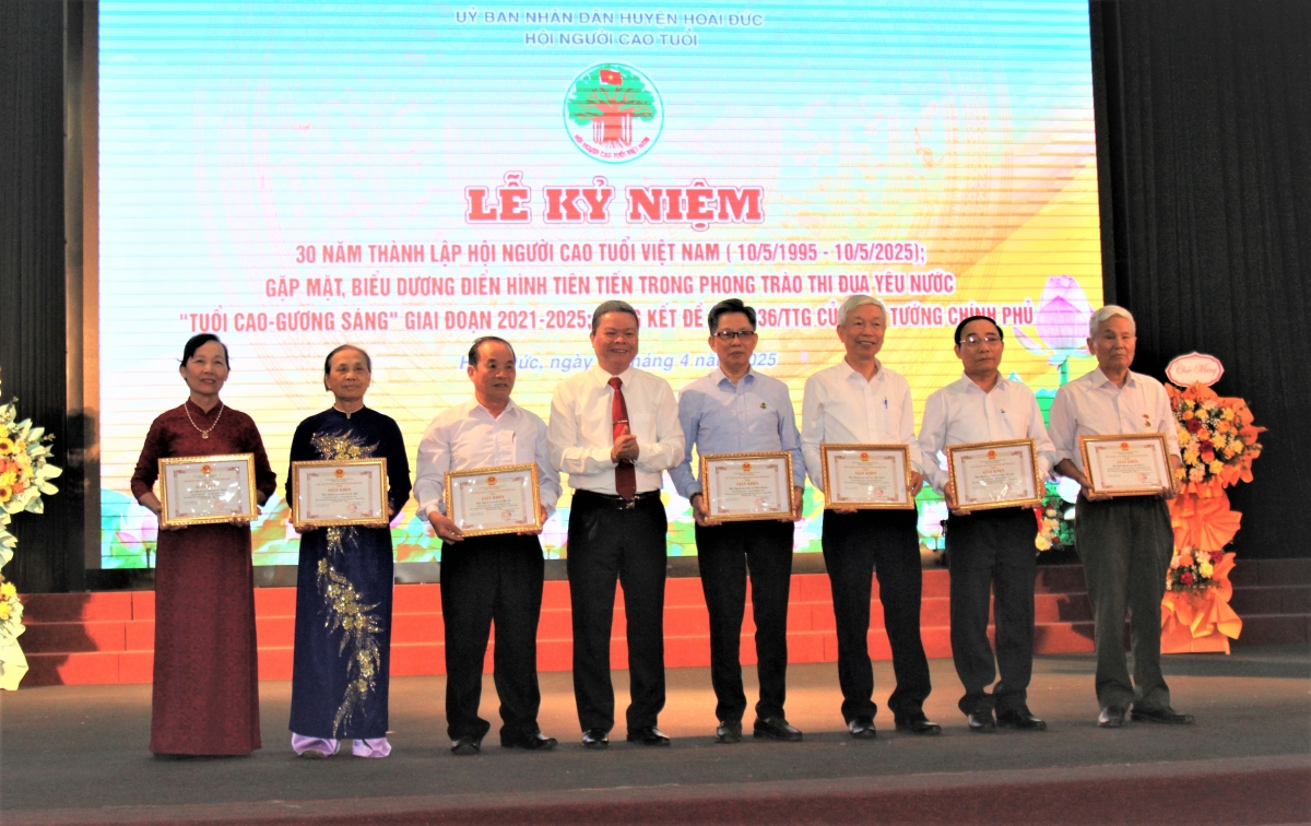 Người cao tuổi Thủ đô gương mẫu xây dựng người Hà Nội thanh lịch, văn minh