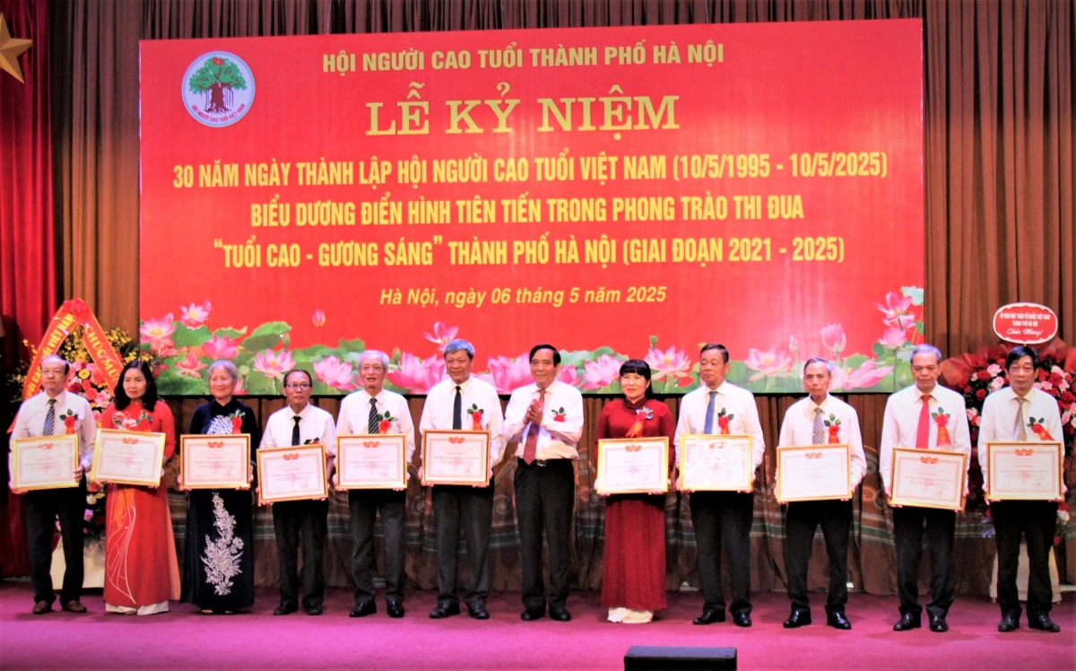 Người cao tuổi Thủ đô gương mẫu xây dựng người Hà Nội thanh lịch, văn minh