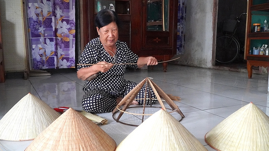 Người cao tuổi giữ nghề làm nón truyền thống