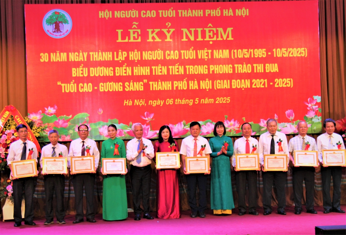 Người cao tuổi Thủ đô gương mẫu xây dựng người Hà Nội thanh lịch, văn minh