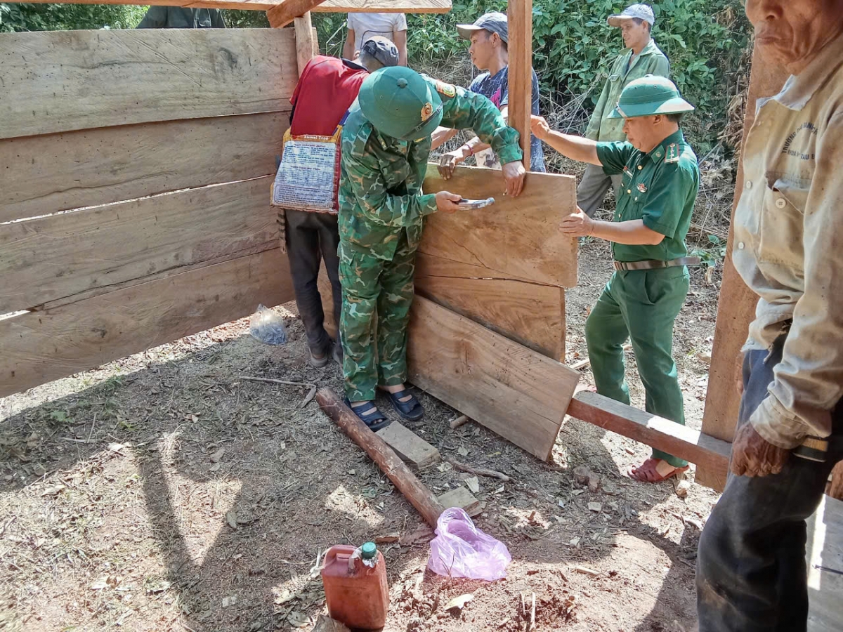 Bộ đội Biên phòng Đồn Mỹ Lý và người dân bả Xằng Trên dựng nhà tạm cho hộ gia đình ông Lương Văn Súng - Bản Xằng Trên bị lũ cuốn trôi hết nhà cửa.