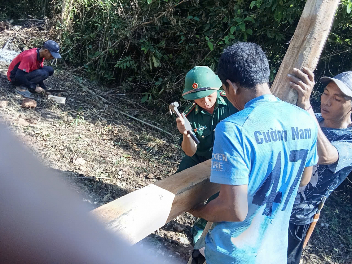 Bộ đội Biên phòng Đồn Mỹ Lý và dân quân địa phương dựng nhà bạt cho các hộ dân bị trôi nhà