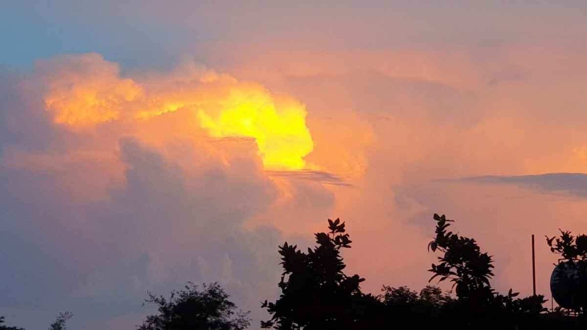 Những ngày nắng nóng kéo dài, 19h nhưng mặt trời chưa lặn hẳn, không khí oi nóng, ngột ngạt ảnh hưởng tới sức khỏe nhân dân