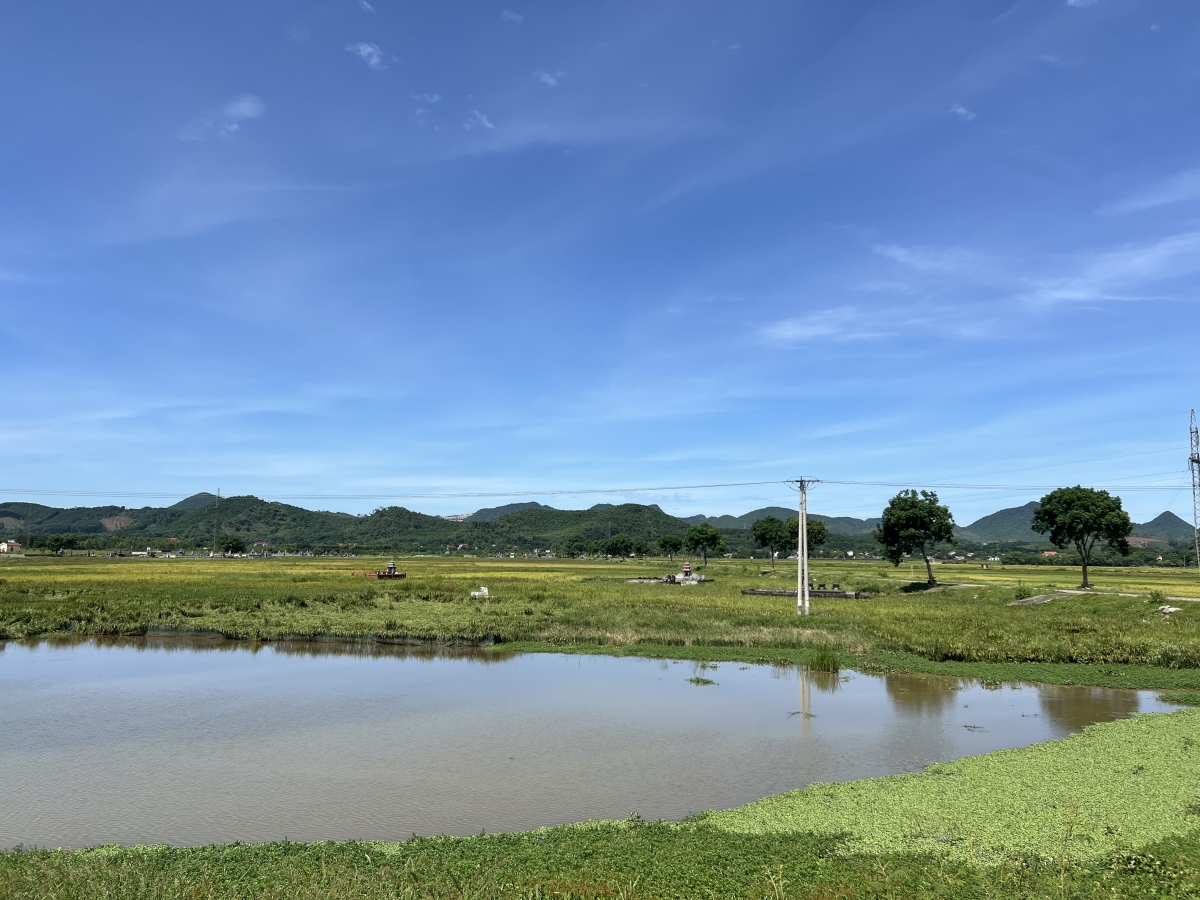 Những người lao động ngoài trời, trên đồng ruộng cần chủ động bảo vệ sức khỏa trước nắng nóng kéo dài