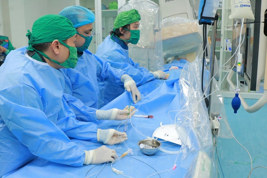 Đội ngũ y bác sỹ nỗ lực cứu sống hai bệnh nhân bằng kỹ thuật lấy huyết khối cơ học tái thông mạch máu não
