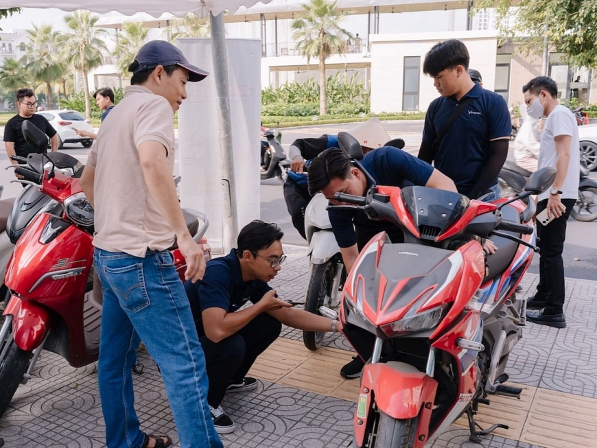 Nhiều khách hàng tại các tỉnh mang xe xăng tới định giá để lên đời xe điện