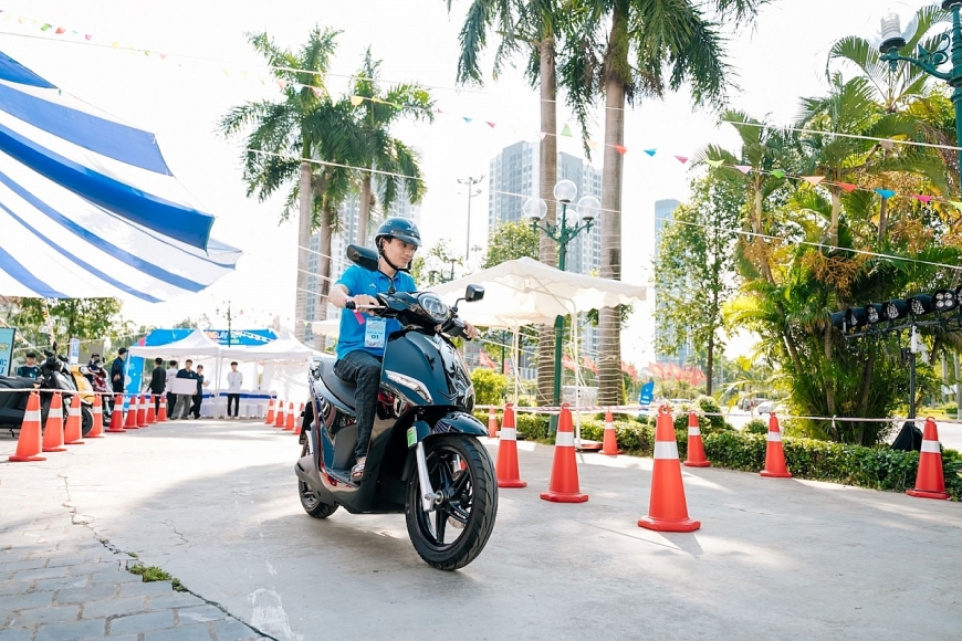 Khách hàng được trực tiếp trải nghiệm nhiều mẫu xe máy điện của VinFast 