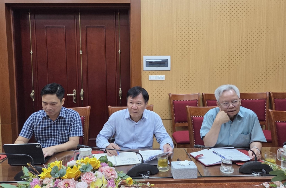 GS. TS Tạ Ngọc Tấn, Phó Chủ tịch Thường trực Hội đồng Lý luận Trung ương (giữa)