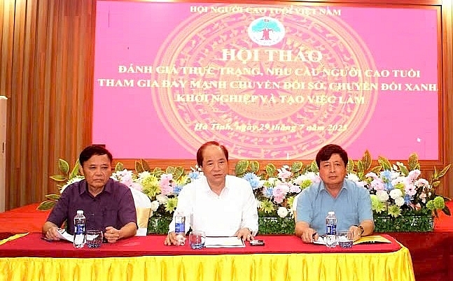 Ông Trương Xuân Cừ, Phó Chủ tịch Thường trực  Hội NCT Việt Nam phát biểu tại hội thảo*. Ảnh 3: Ông Trần Văn Tân, Giám đốc HTX Môi trường DVTH Cẩm Vịnh chia sẻ tại hội thảo.