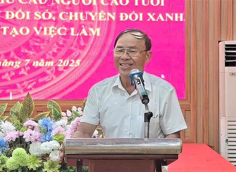 Ảnh 3: Ông Trần Văn Tân, Giám đốc HTX Môi trường DVTH Cẩm Vịnh chia sẻ tại hội thảo.