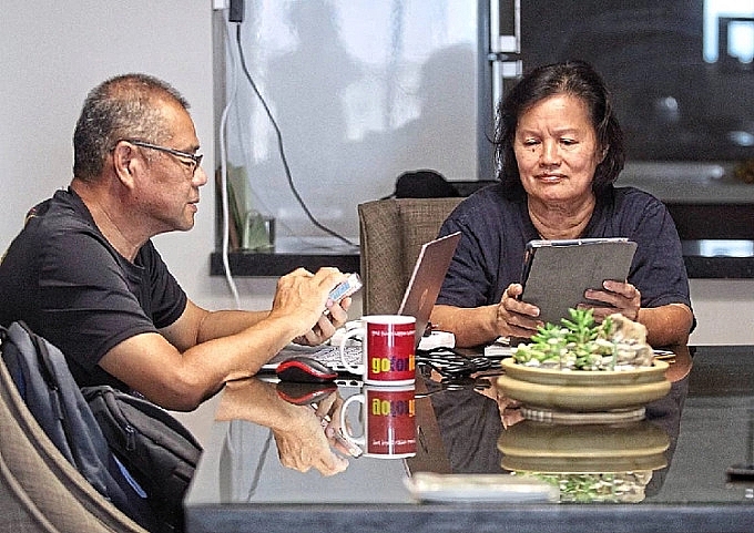 Người già mê công nghệ đem lại niềm vui nhưng cũng không ít phiền toái về sức khỏe. 	Ảnh minh họa