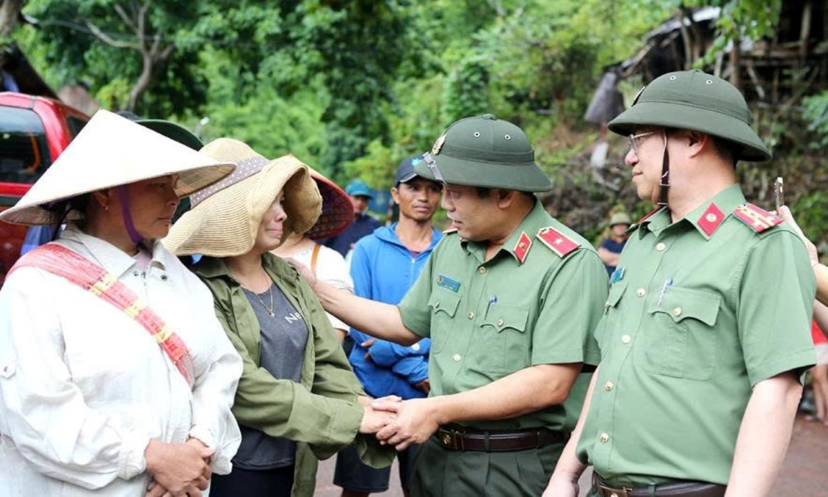 Thiếu tướng Nguyễn Hồng Nguyên - Phó Chánh Văn phòng Bộ Công an và Đại tá Đinh Việt Dũng, Giám đốc Công an tỉnh Nghệ An thăm hỏi, động viên người dân.