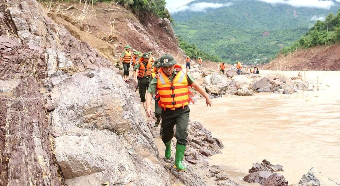 Đoàn đi khảo sát địa điểm đẩ xây dựng trường