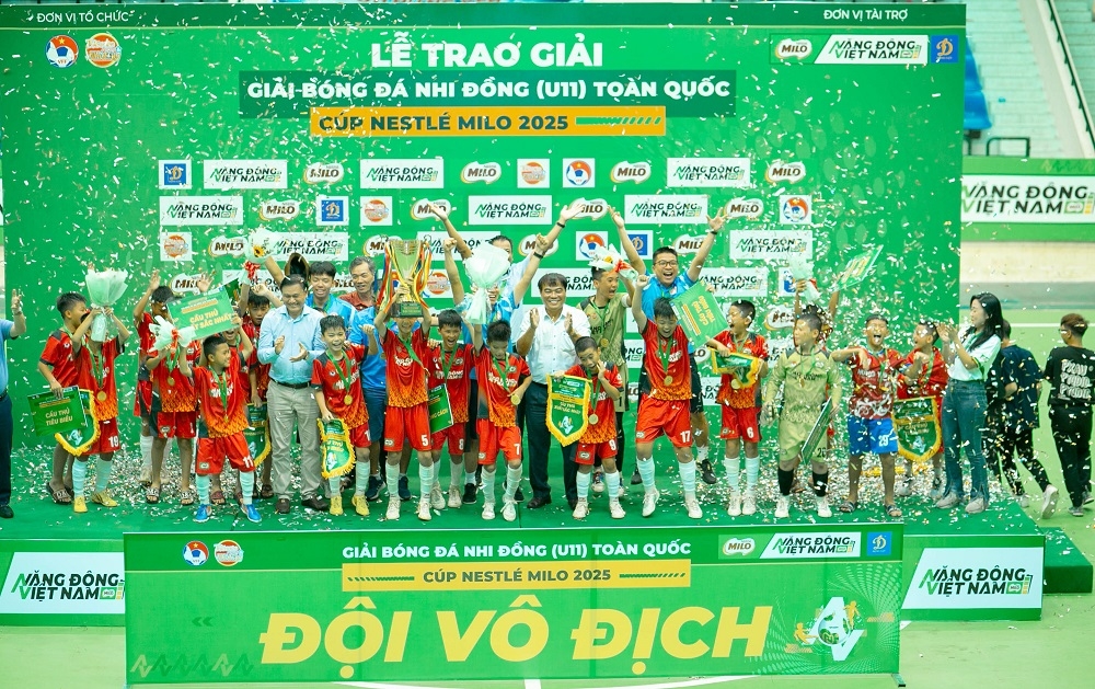 Ban tổ chức trao giải cho đội Vô địch giải bóng đá nhi đồng toàn quốc cúp MILO lần VIII năm 2025