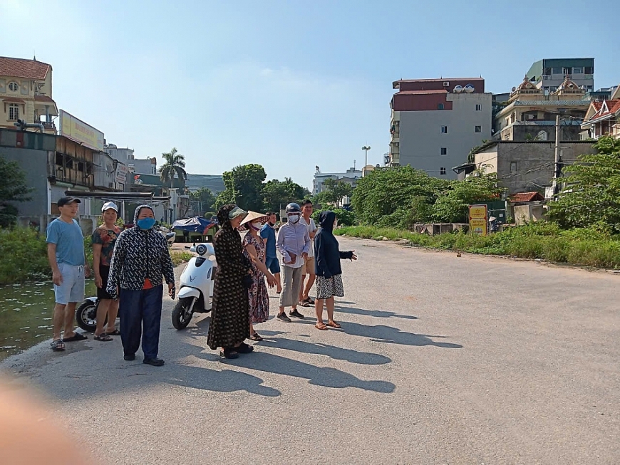 Hàng chục NCT sinh sống tại phường Từ Liêm đề nghị các cơ quan chức năng điều tra làm rõ những dấu hiệu sai phạm tại dự án đường nối Đỗ Đức Dục đi Mễ Trì Ảnh 2: Dự án tạm dừng thi công đã trở thành bãi đỗ trông giữ xe ô tô, gây ô nhiễm môi trường.