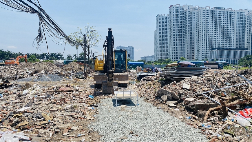 Đường vào Nghĩa trang Trần Hưng bị chặn  khiến người dân bức xúc.