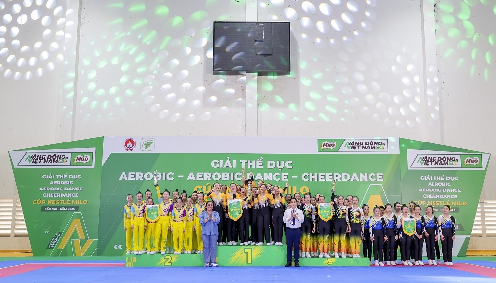 Ban tổ chức trao giải cho các đội tham dự Giải thể dục Aerobic cúp MILO lần VIII năm 2025