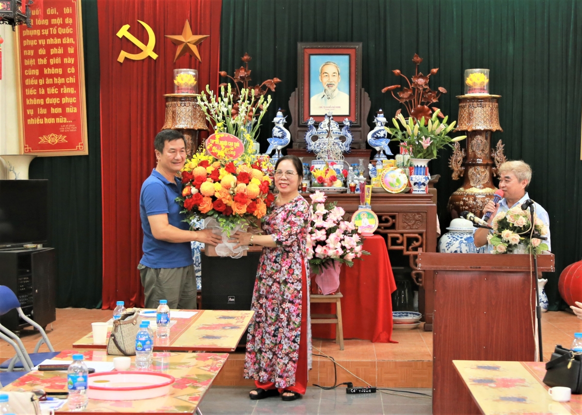 CLB Vần thơ quê gốm “giữ lửa” làng nghề qua từng trang giấy