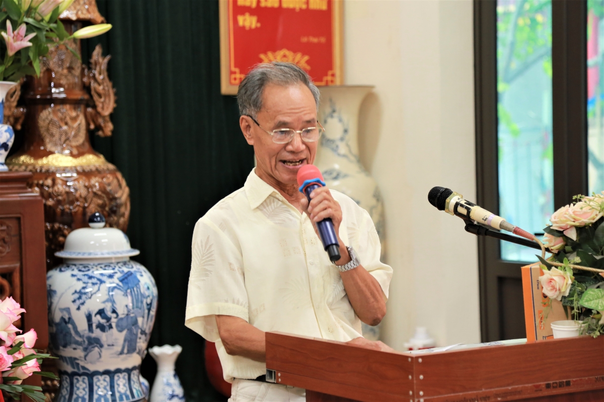 CLB Vần thơ quê gốm “giữ lửa” làng nghề qua từng trang giấy