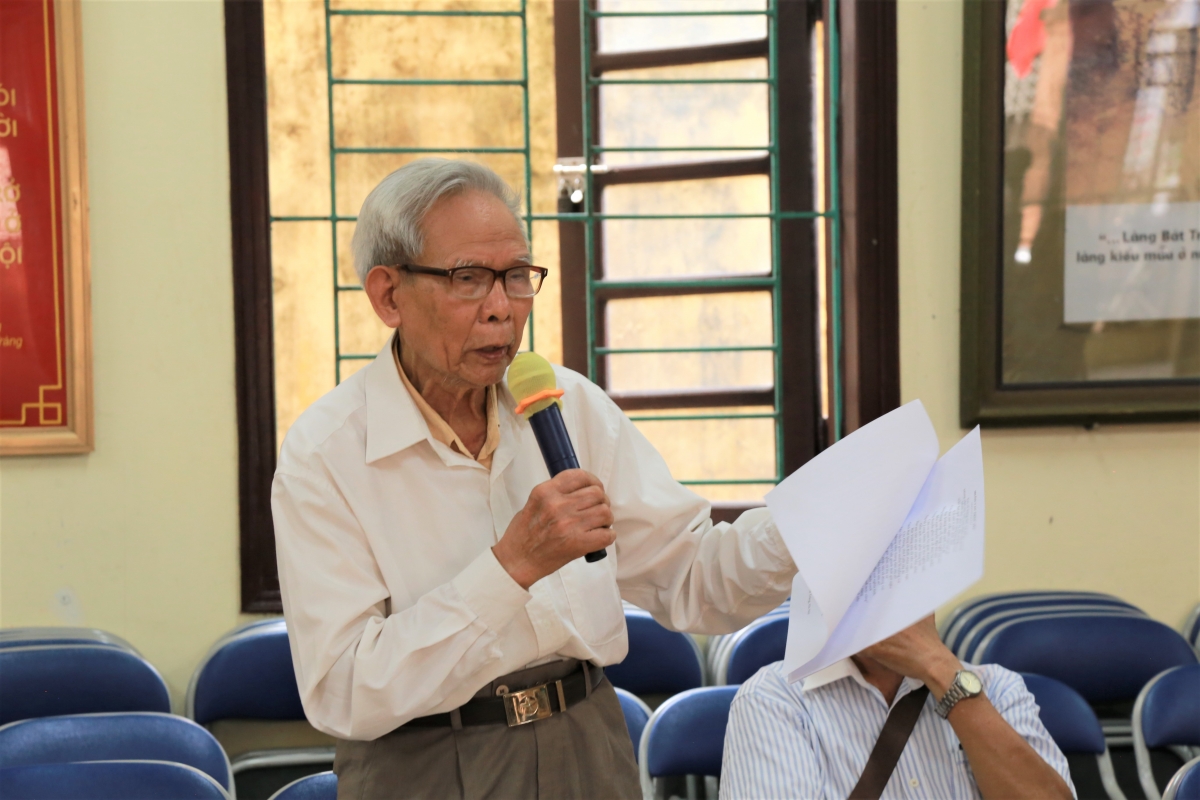 CLB Vần thơ quê gốm “giữ lửa” làng nghề qua từng trang giấy