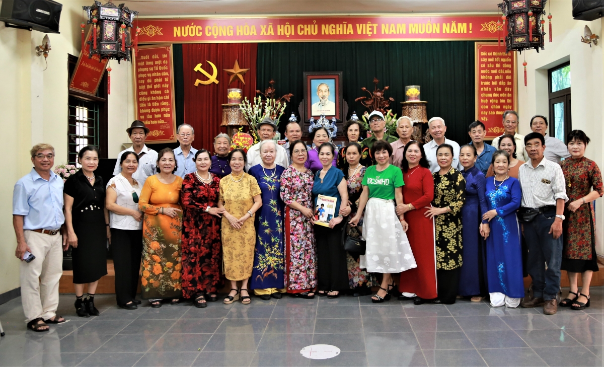 CLB Vần thơ quê gốm “giữ lửa” làng nghề qua từng trang giấy