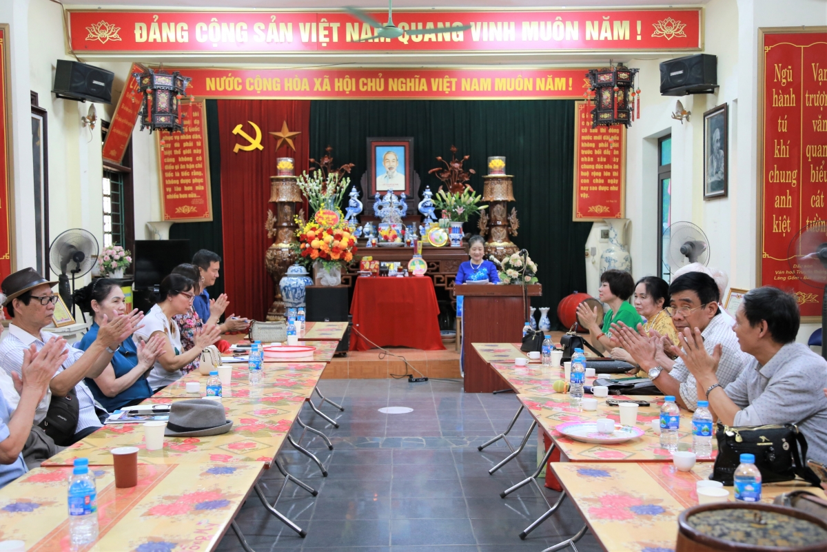 CLB Vần thơ quê gốm “giữ lửa” làng nghề qua từng trang giấy