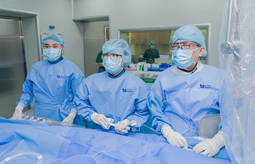 GS.TS.BS Võ Thành Nhân, Giám đốc Trung tâm Tim mạch Can thiệp bên phải trong ca phẫu thuật cho bệnh nhân.